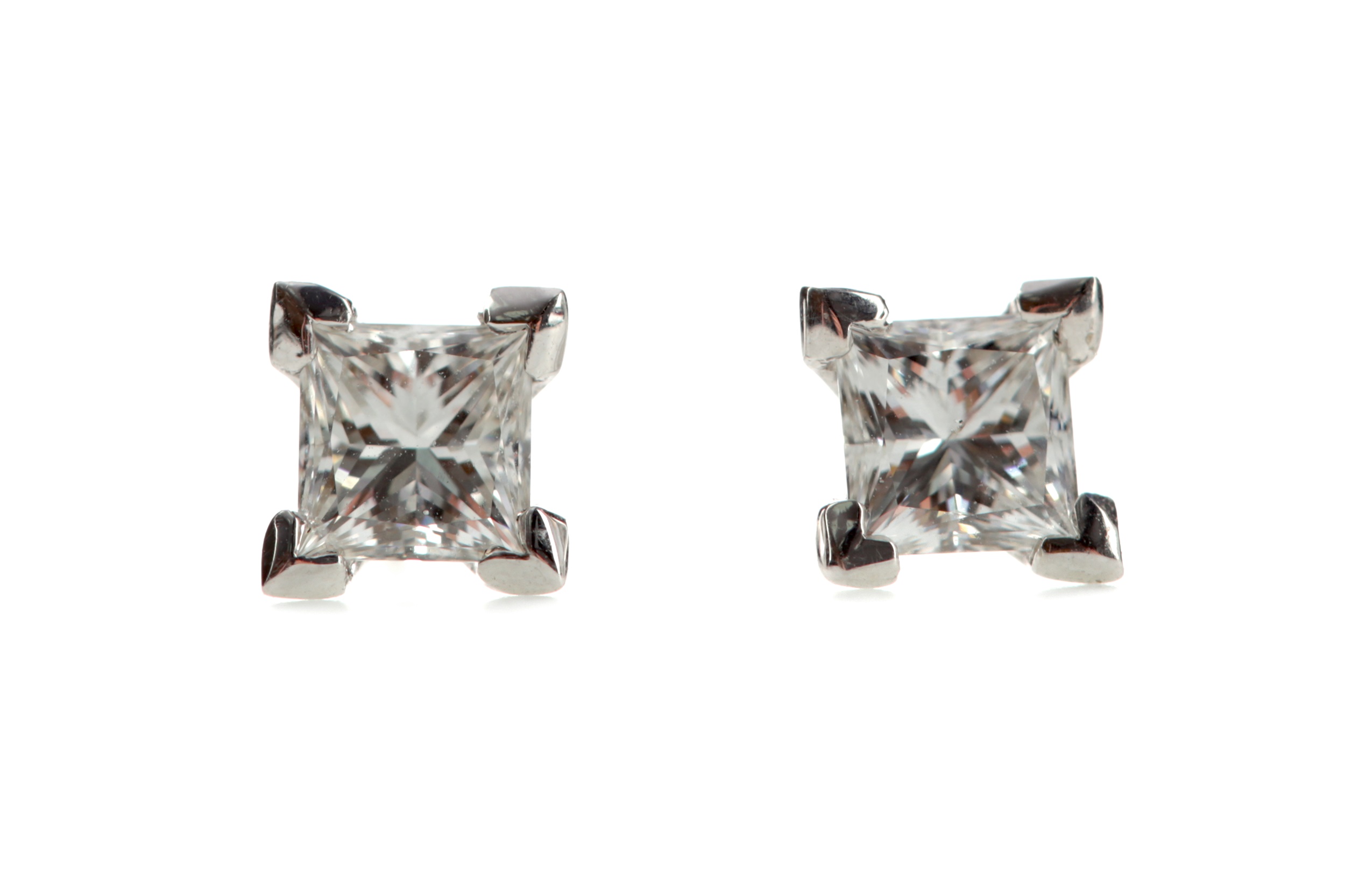 A PAIR OF DIAMOND STUD EARRINGS