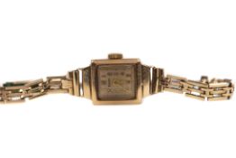 A LADY'S HELVETIA NINE CARAT GOLD MANUAL WIND WRIST WATCH