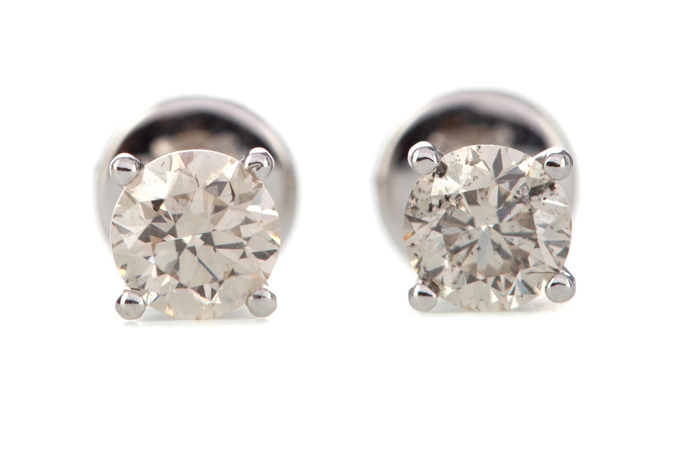 A PAIR OF DIAMOND STUD EARRINGS