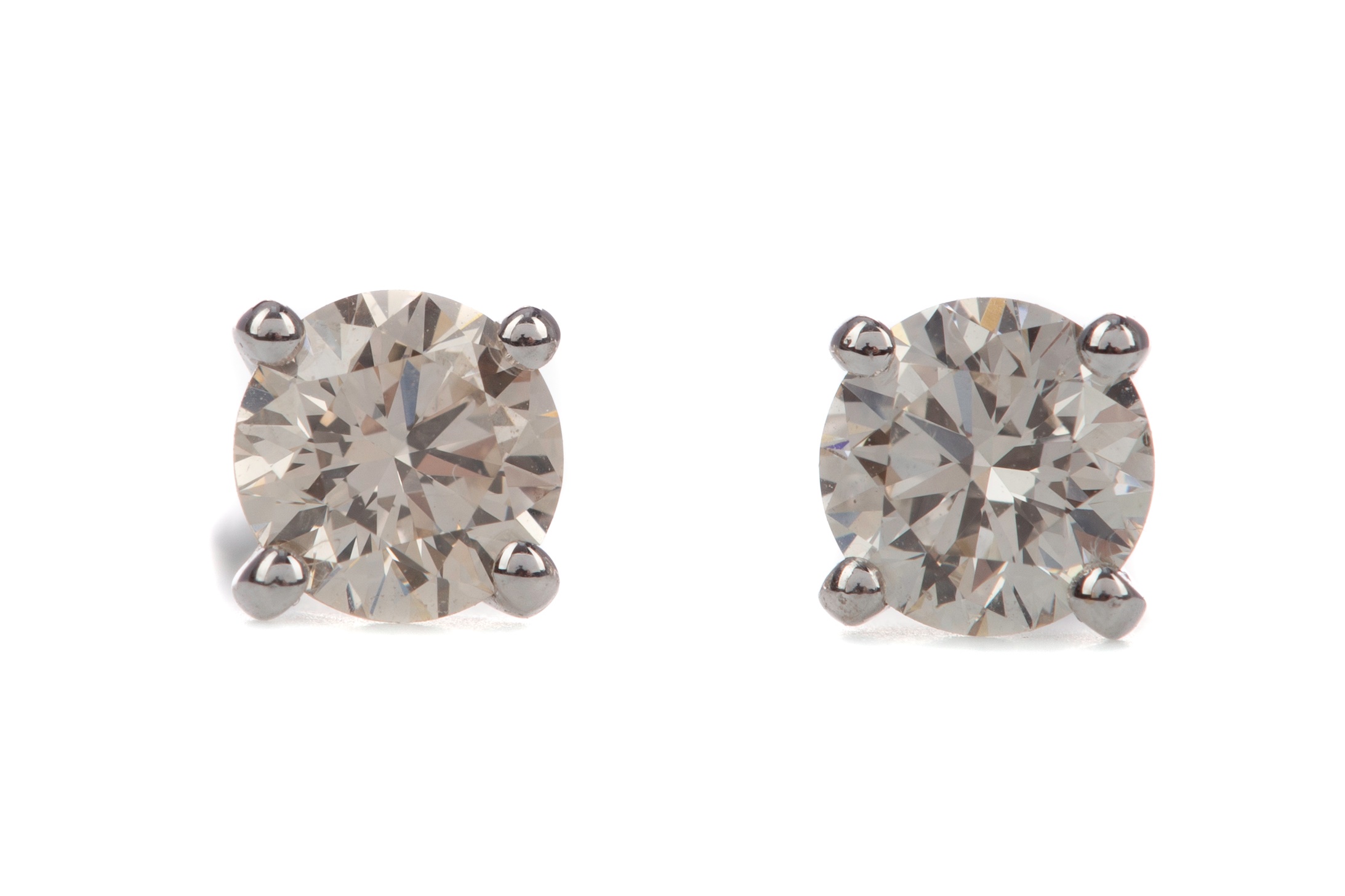 A PAIR OF DIAMOND STUD EARRINGS