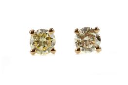 A PAIR OF DIAMOND STUD EARRINGS