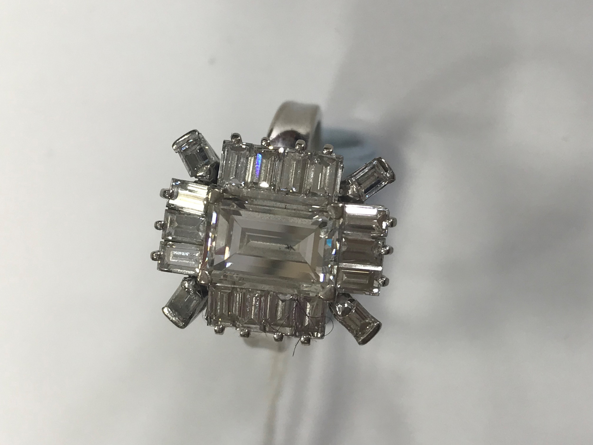 A DIAMOND DRESS RING - Image 3 of 4