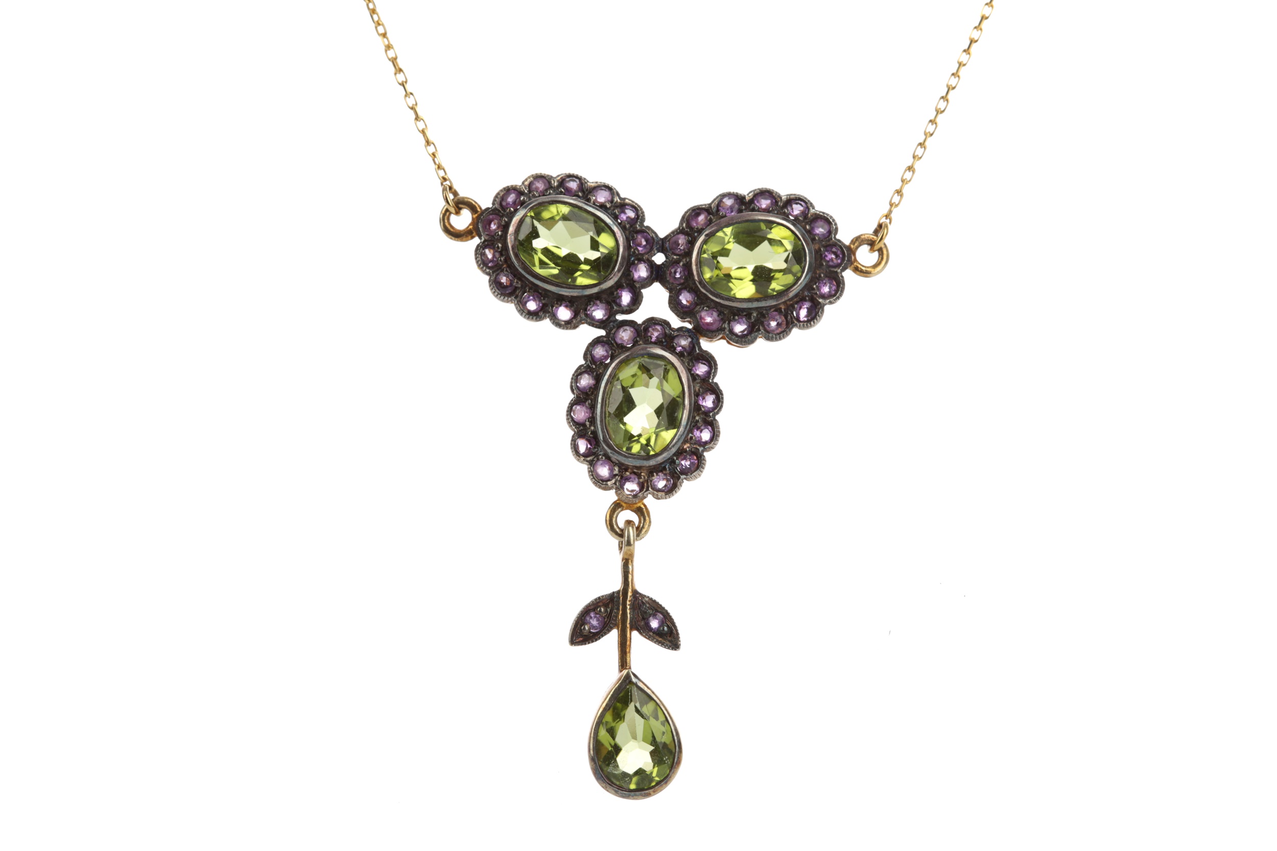 A PERIDOT AND AMETHYST NECKLET