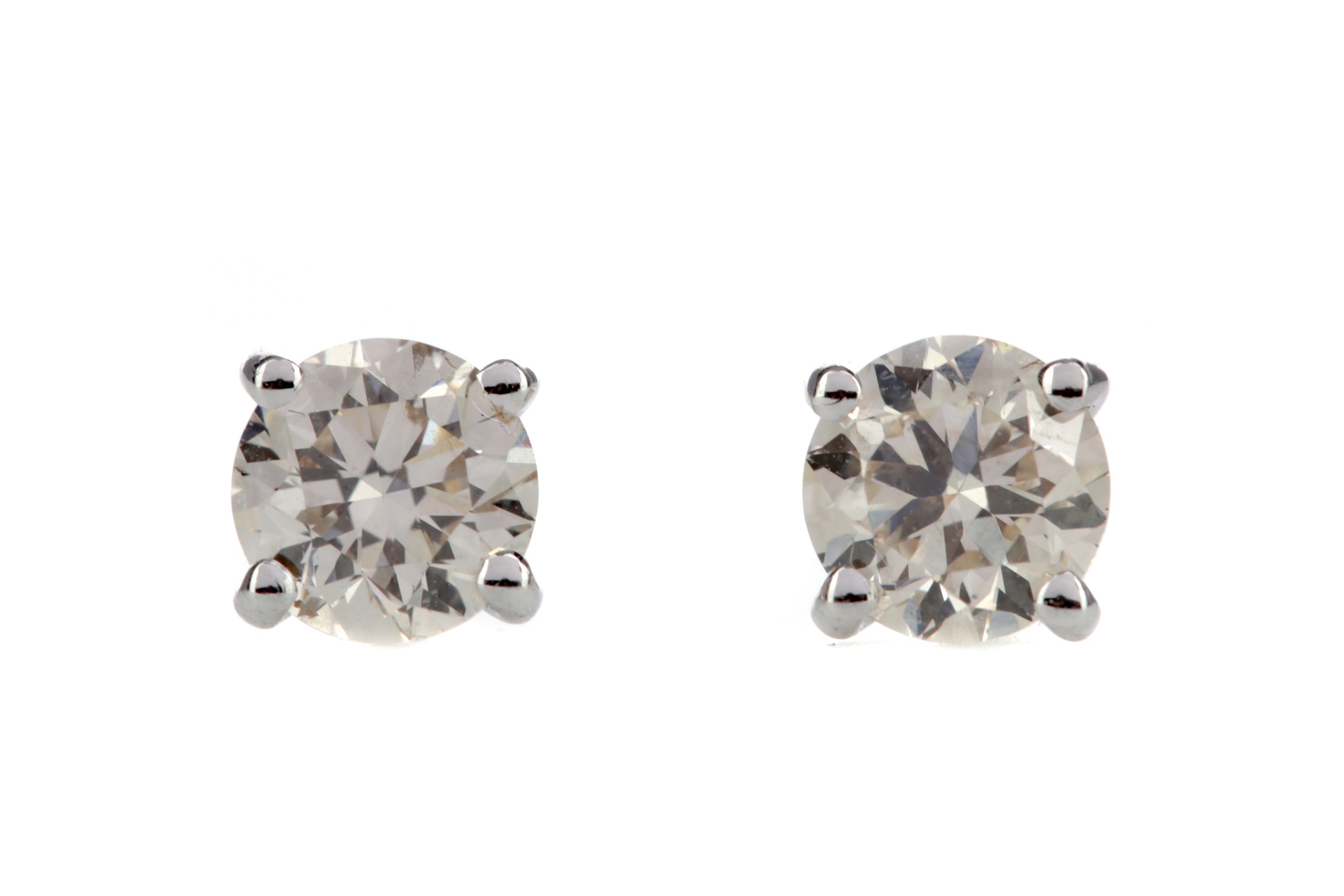 A PAIR OF DIAMOND STUD EARRINGS