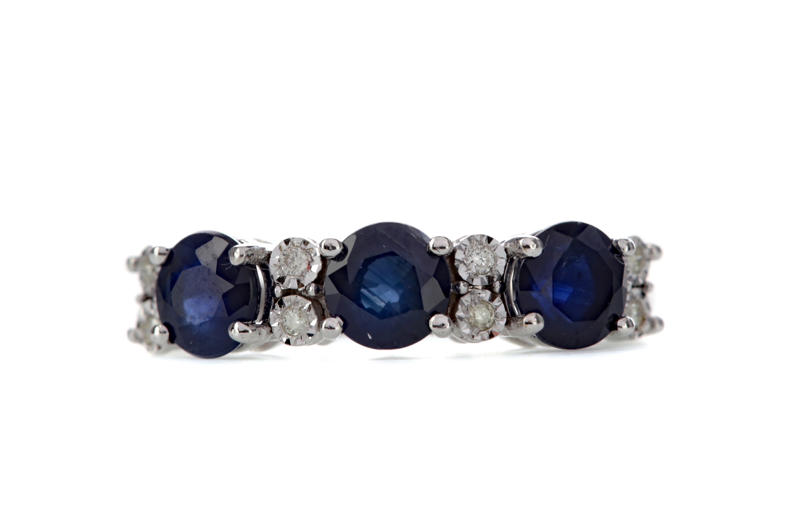 A SAPPHIRE AND DIAMOND RING