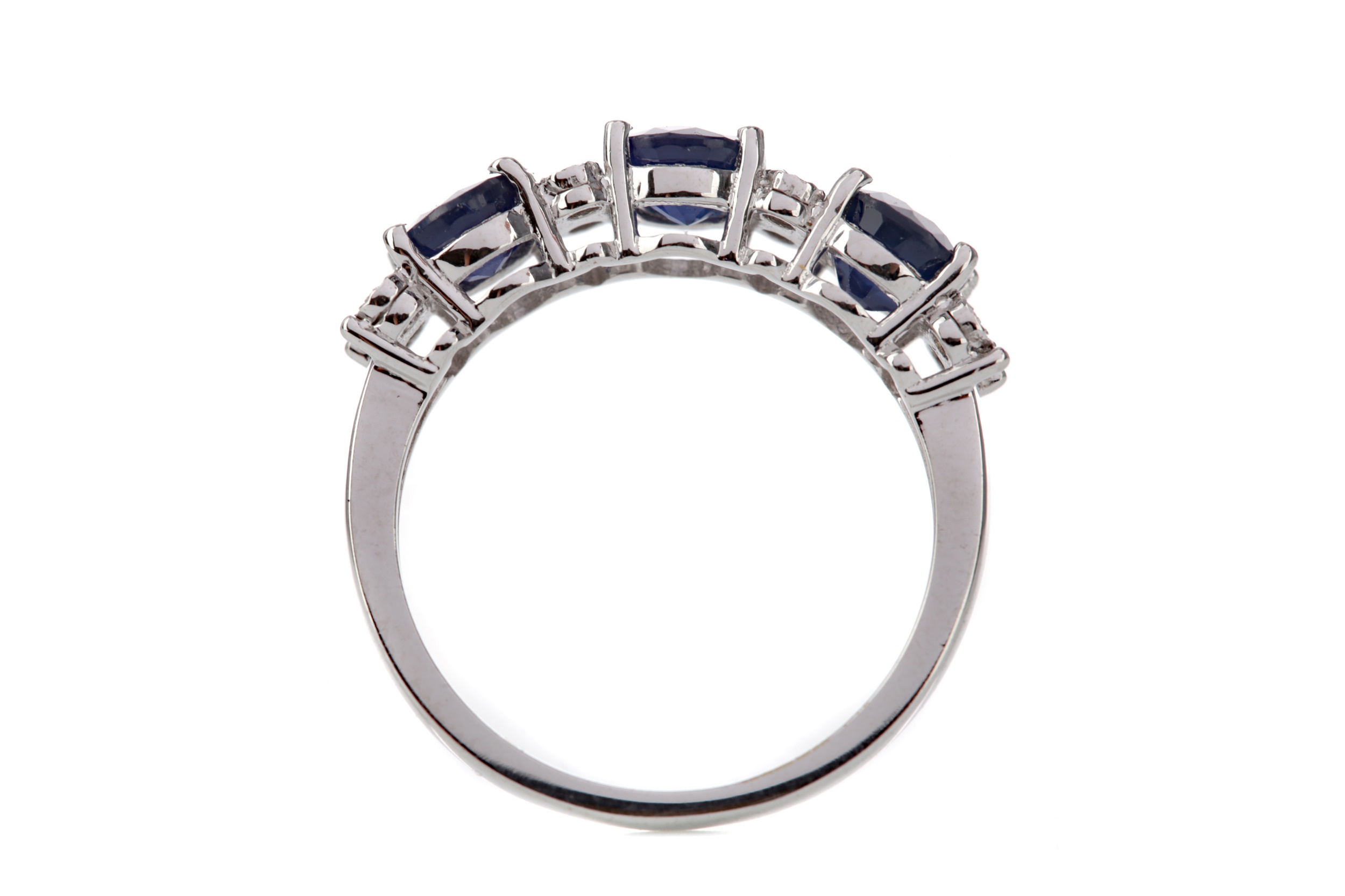 A SAPPHIRE AND DIAMOND RING - Image 2 of 2