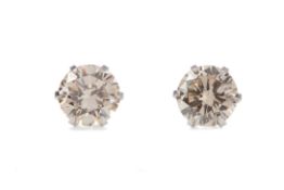 A PAIR OF DIAMOND STUD EARRINGS