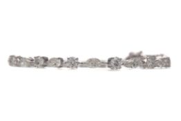 AN IMPRESSIVE DIAMOND BRACELET