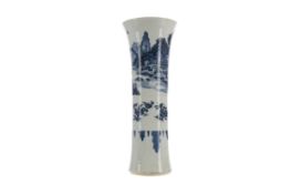 A 20TH CENTURY CHINESE BLUE AND WHITE VASE