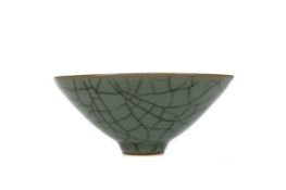 A 20TH CENTURY CHINESE CRACKLE GLAZE MONOCHROME BOWL