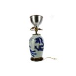 AN EARLY 20TH CENTURY CHINESE BLUE AND WHITE VASE