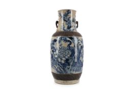 AN EARLY 20TH CENTURY CHINESE CRACKLE GLAZE VASE