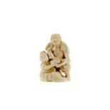 AN EARLY 20TH CENTURY JAPANESE IVORY NETSUKE