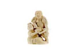 AN EARLY 20TH CENTURY JAPANESE IVORY NETSUKE