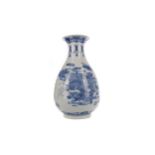 A 19TH/20TH CENTURY CHINESE BLUE AND WHITE VASE