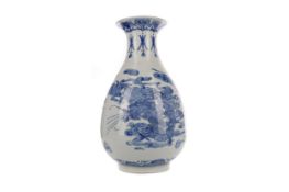 A 19TH/20TH CENTURY CHINESE BLUE AND WHITE VASE