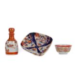 AN EARLY 20TH CENTURY JAPANESE KUTANI BOTTLE WITH STOPPER, TEA BOWL AND IMARI BOWL