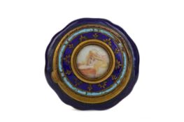 A LATE 19TH CENTURY CONTINENTAL PORCELAIN PILL BOX