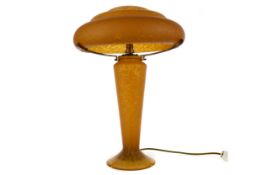 AN EARLY 20TH CENTURY ART GLASS TABLE LAMP AND SHADE