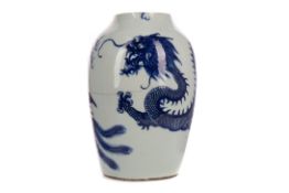 AN EARLY 20TH CENTURY CHINESE BLUE AND WHITE VASE