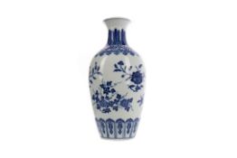 A 20TH CENTURY CHINESE BLUE AND WHITE VASE