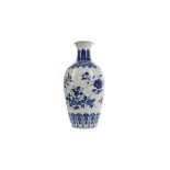 A 20TH CENTURY CHINESE BLUE AND WHITE VASE