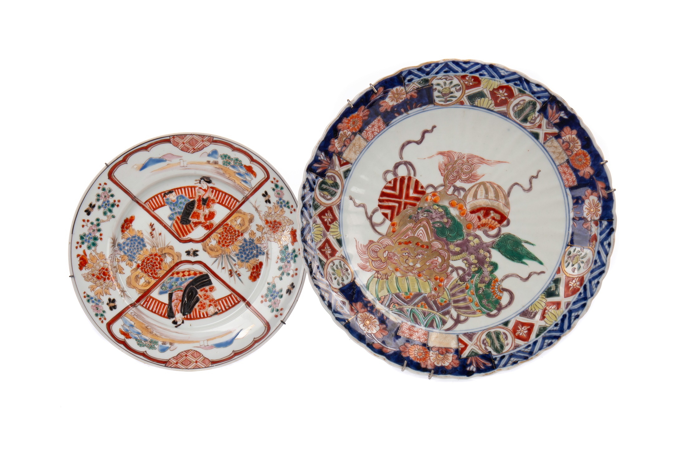 A 20TH CENTURY CHINESE PORCELAIN CIRCULAR PLATE AND ANOTHER