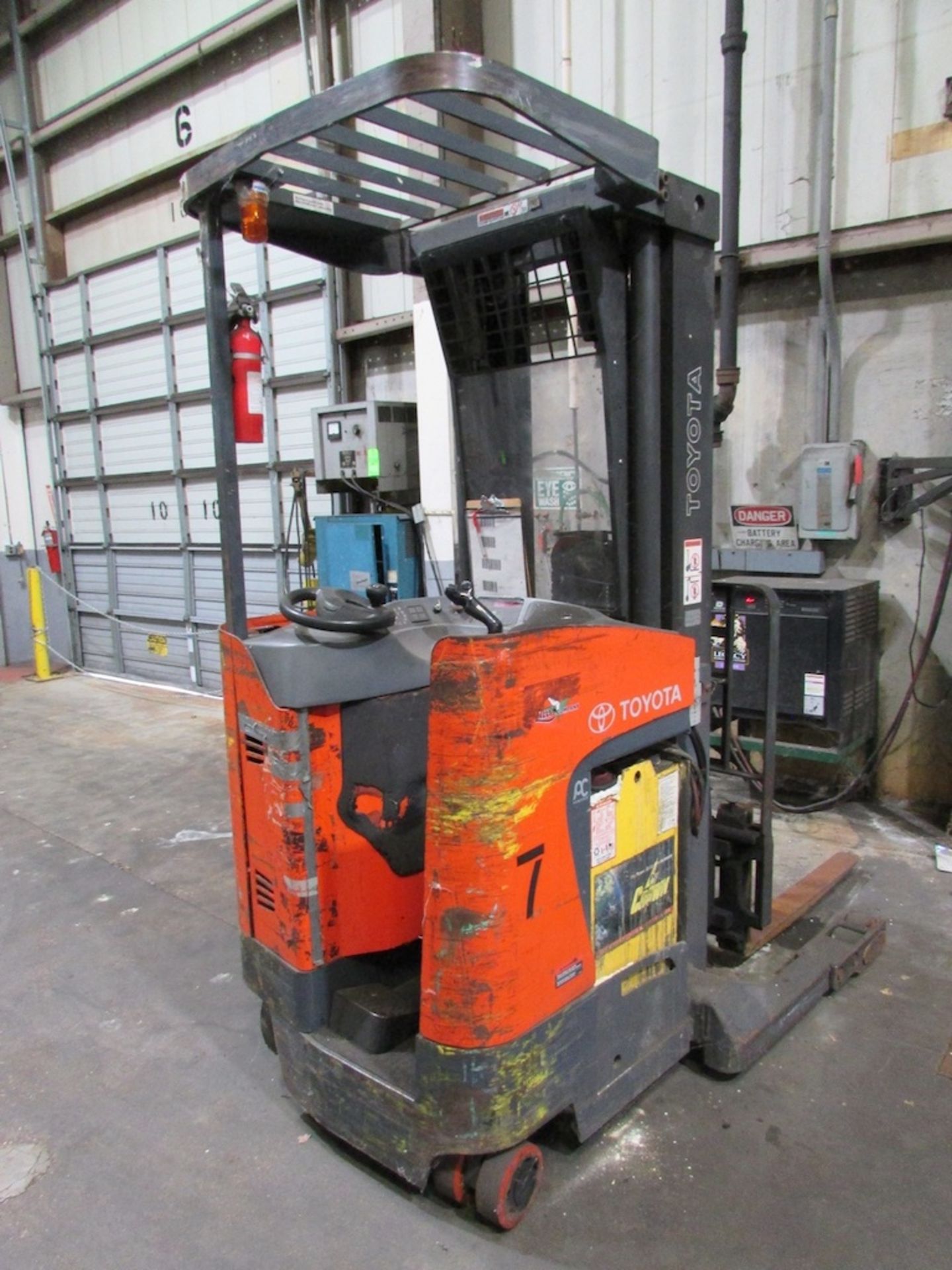 (1) Toyota Model 8BRU23 4,500 Lb. Capacity 36V Electric Reach Truck - Bild 6 aus 14