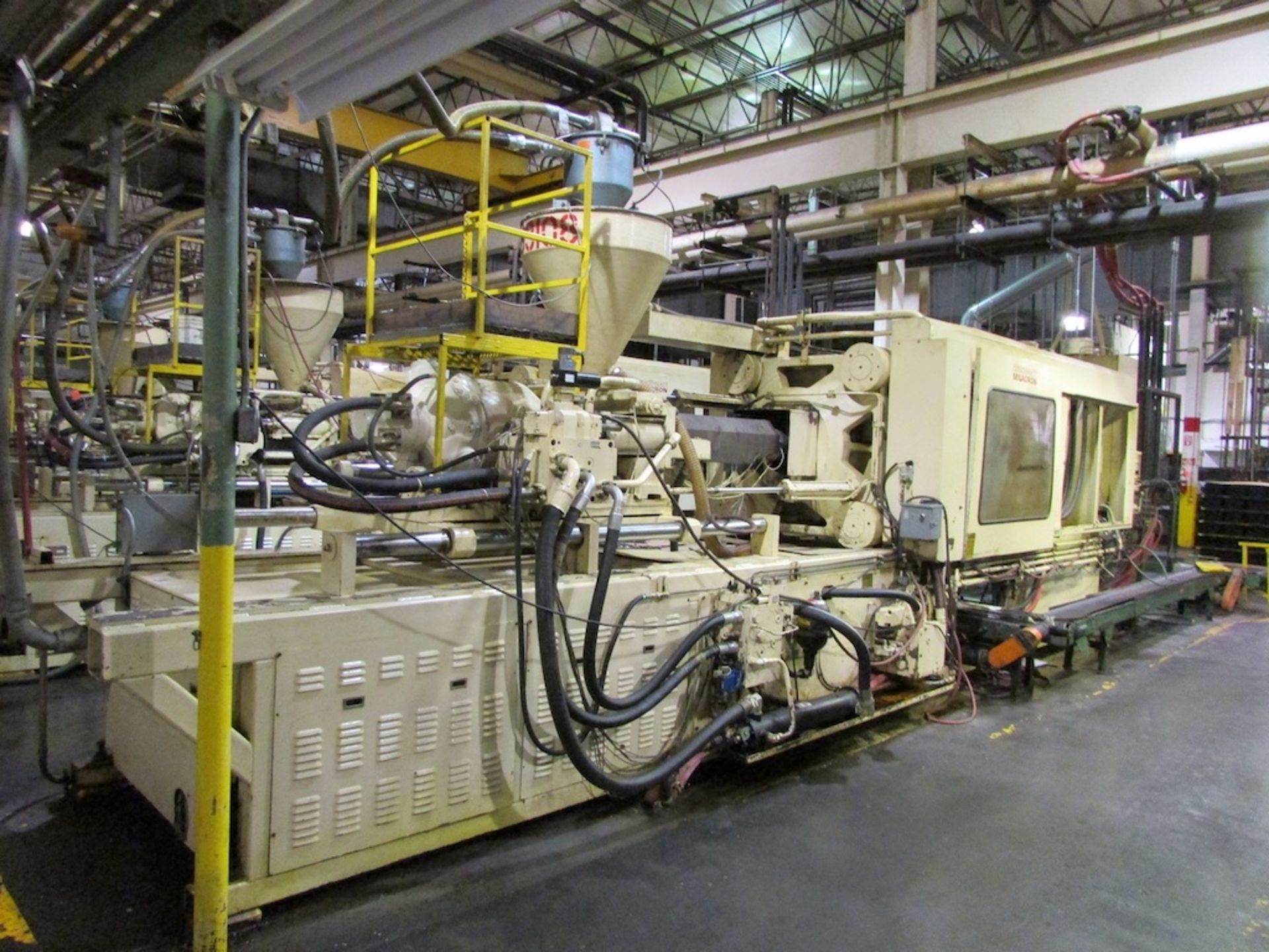 (1) Cincinnati Milacron Model VH600-54 600 Ton Injection Molding Machine - Image 10 of 13