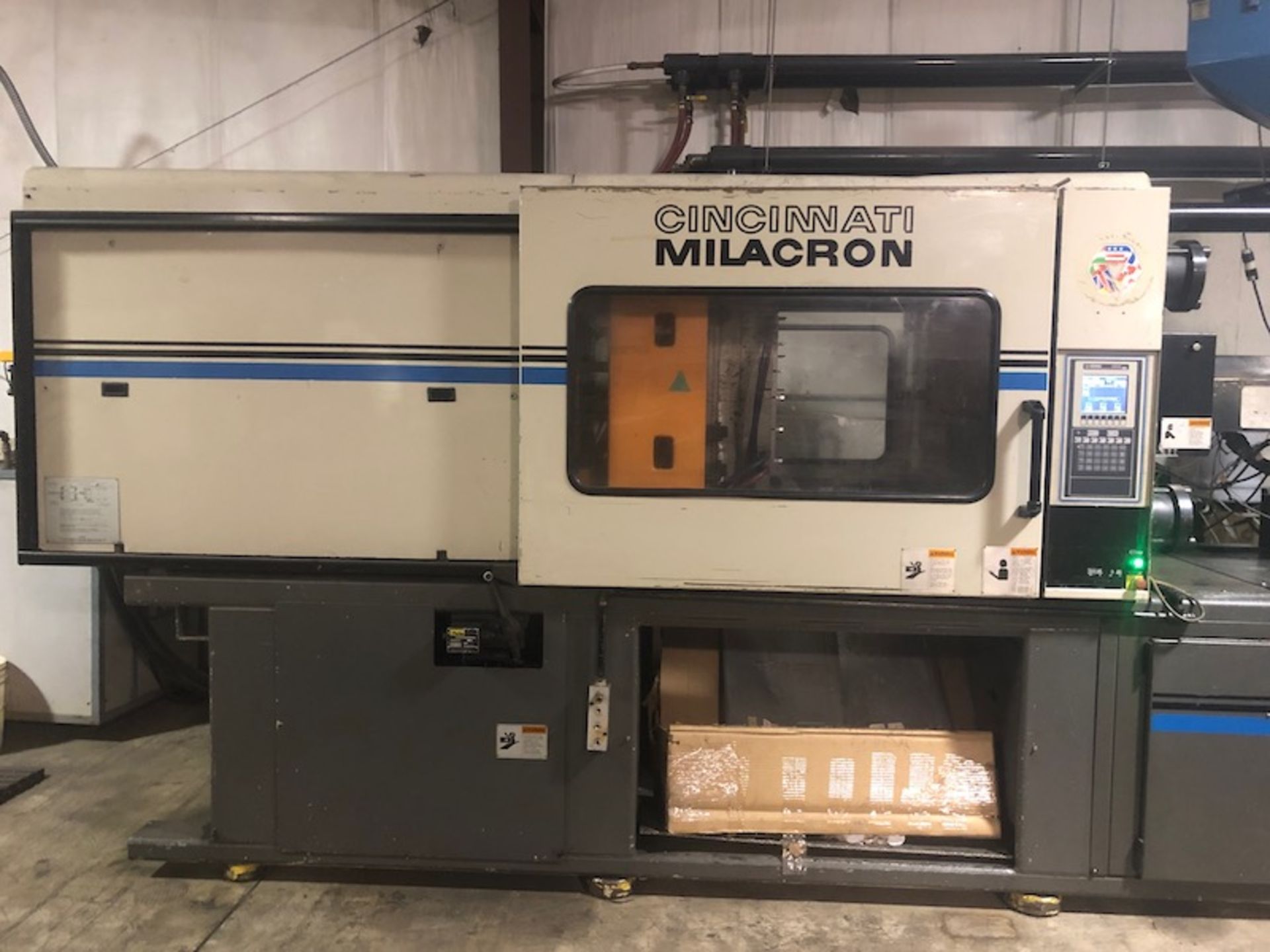 (1) 1996 Milacron VT300-21, 300 Ton Injection Molding Machine - Image 3 of 9