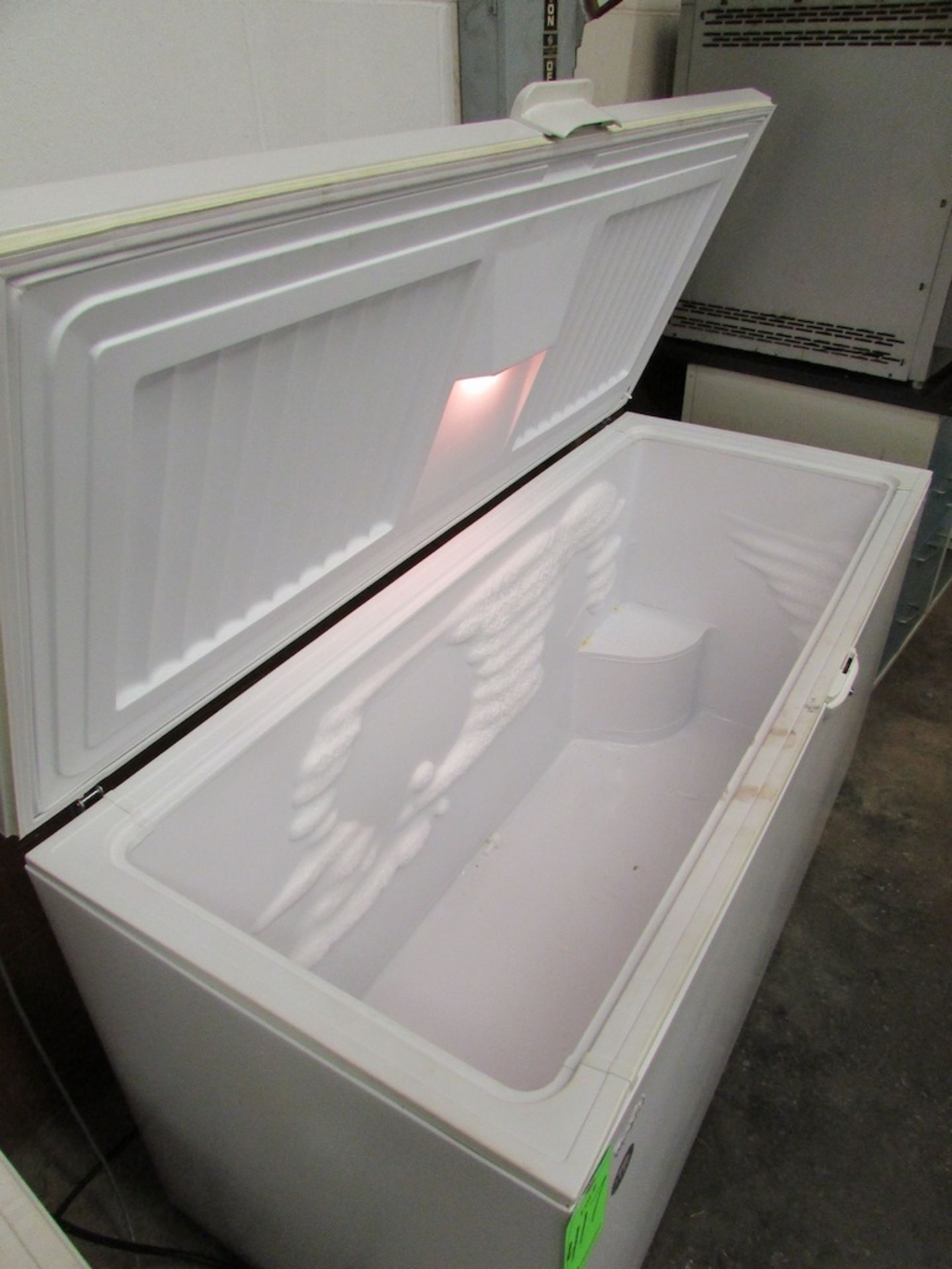 (1) Whirlpool Model WZC3122DW00 65" Chest Freezer - Bild 3 aus 3