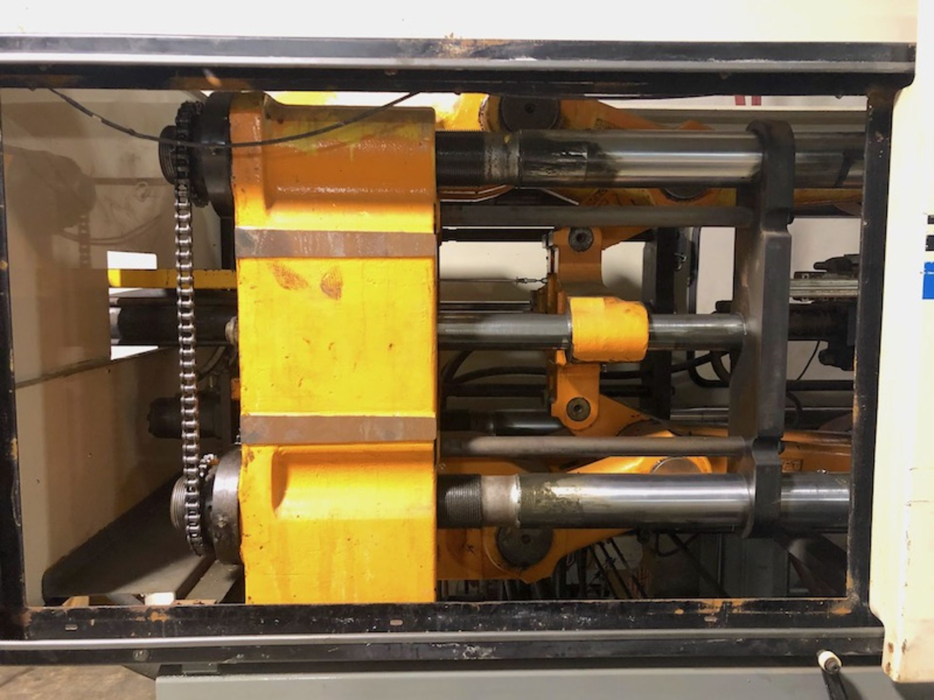 (1) 1995 Milacron VT220-10, 220 Ton Injection Molding Machine - Bild 5 aus 10