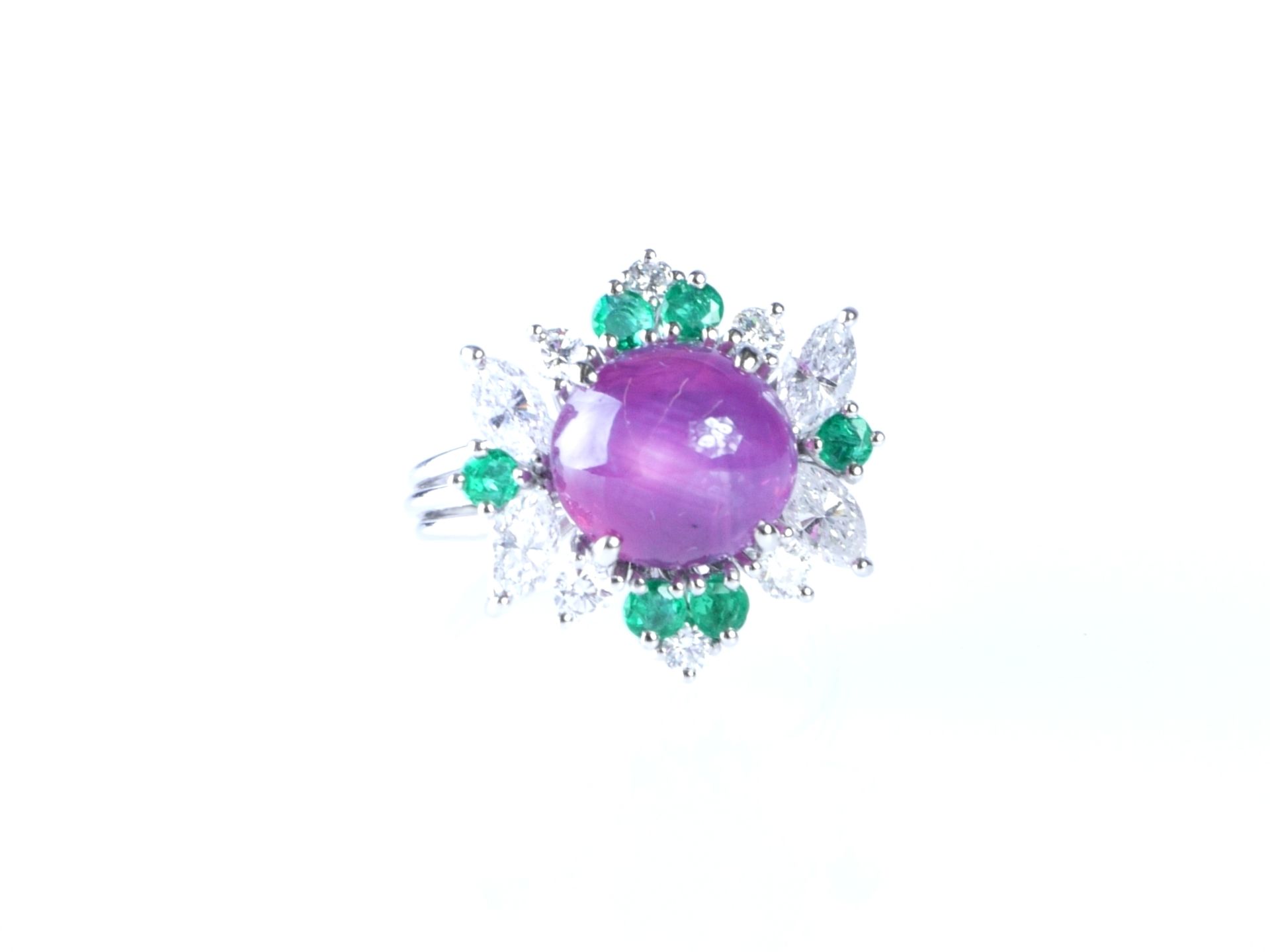 Schott Ring mit Sternrubin Smaragden und Diamanten in WG 750