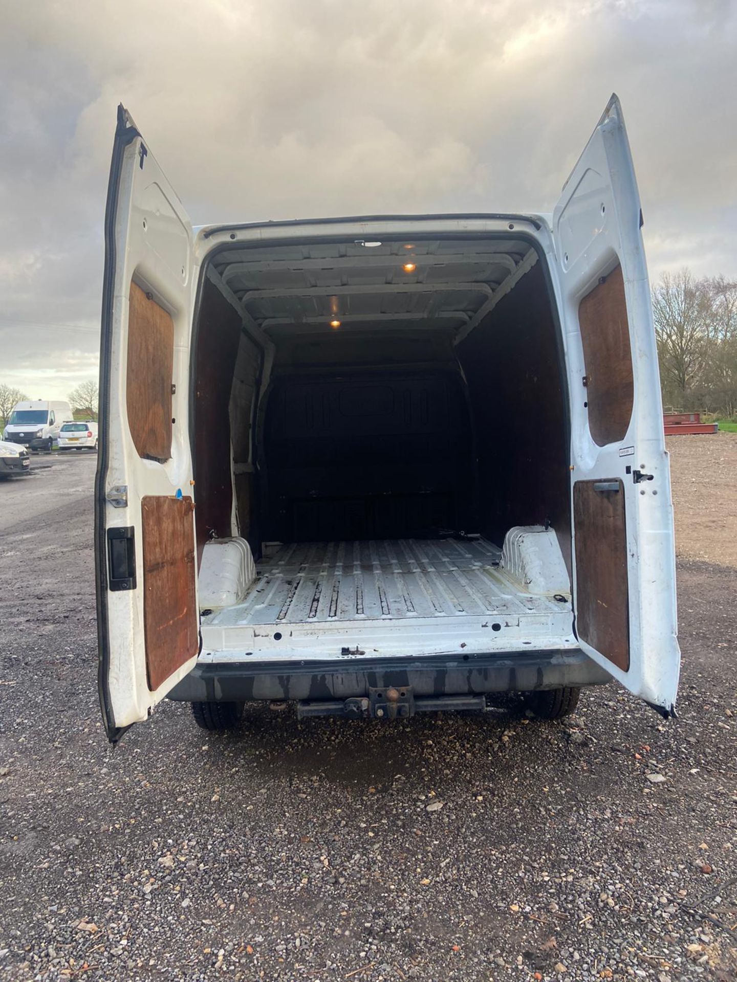 2012/12 REG FORD TRANSIT 100 T350 RWD 2.2 DIESEL WHITE PANEL VAN, SHOWING 0 FORMER KEEPERS *PLUS VAT - Image 6 of 10