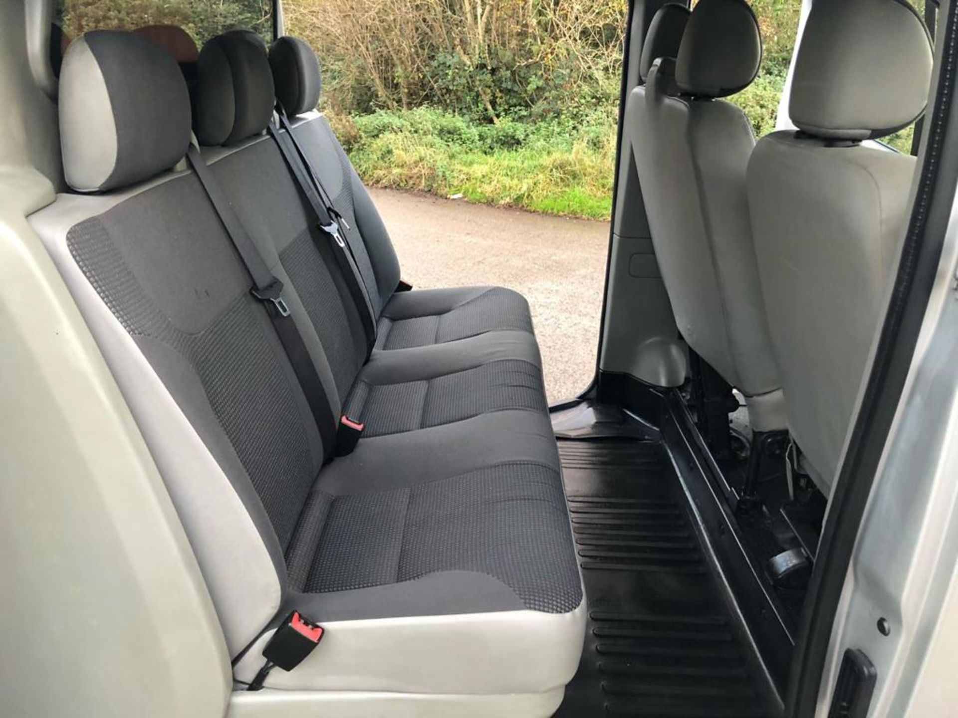 2011/11 REG VAUXHALL VIVARO 2900 D/C LWB 2.0 DIESEL SILVER PANEL VAN, SHOWING 1 FORMER KEEPER - Image 11 of 13