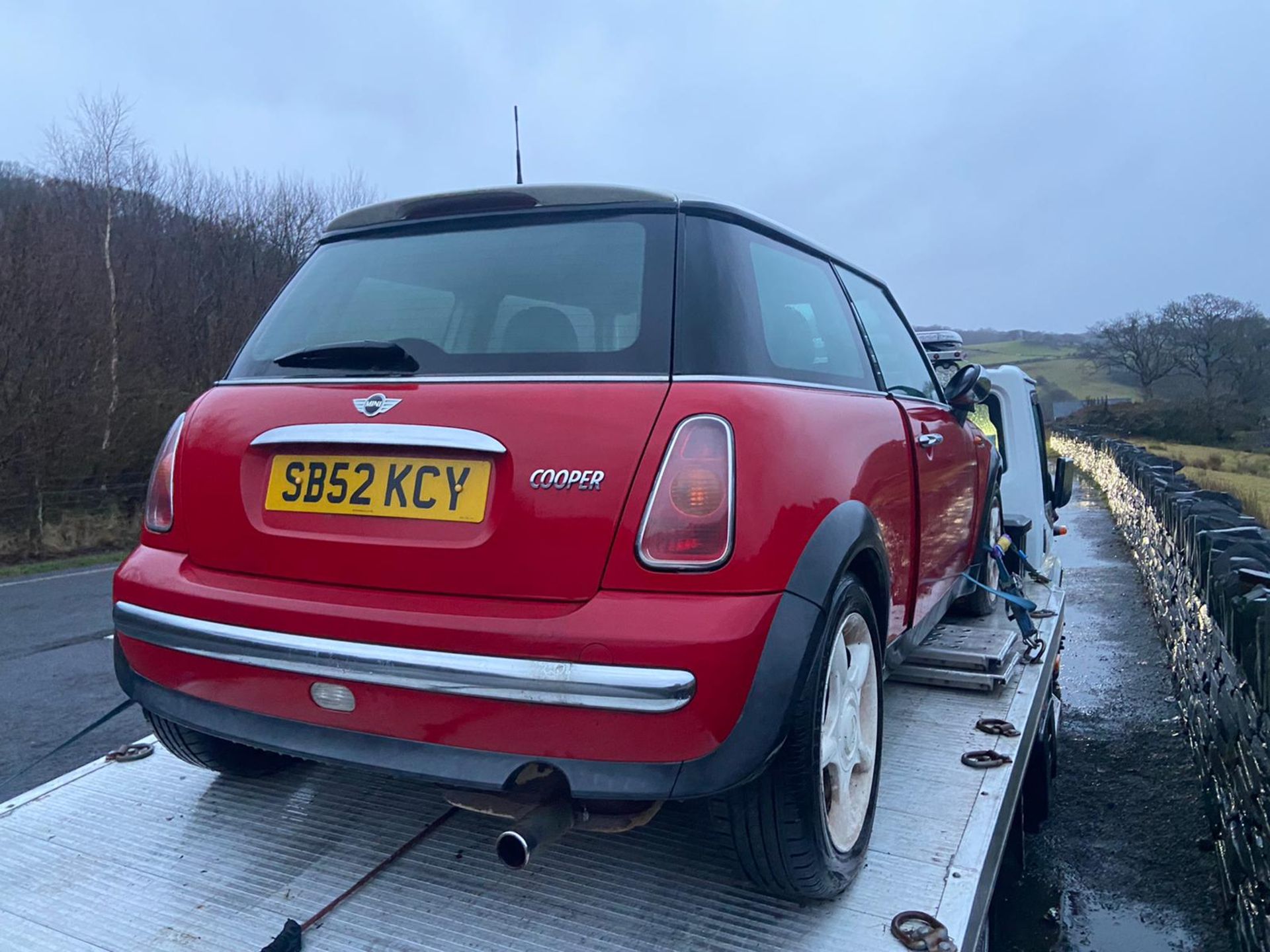 2003/52 REG MINI COOPER 1.6 PETROL RED 3DR HATCHBACK, SHOWING 8 FORMER KEEPERS *NO VAT* - Image 2 of 3