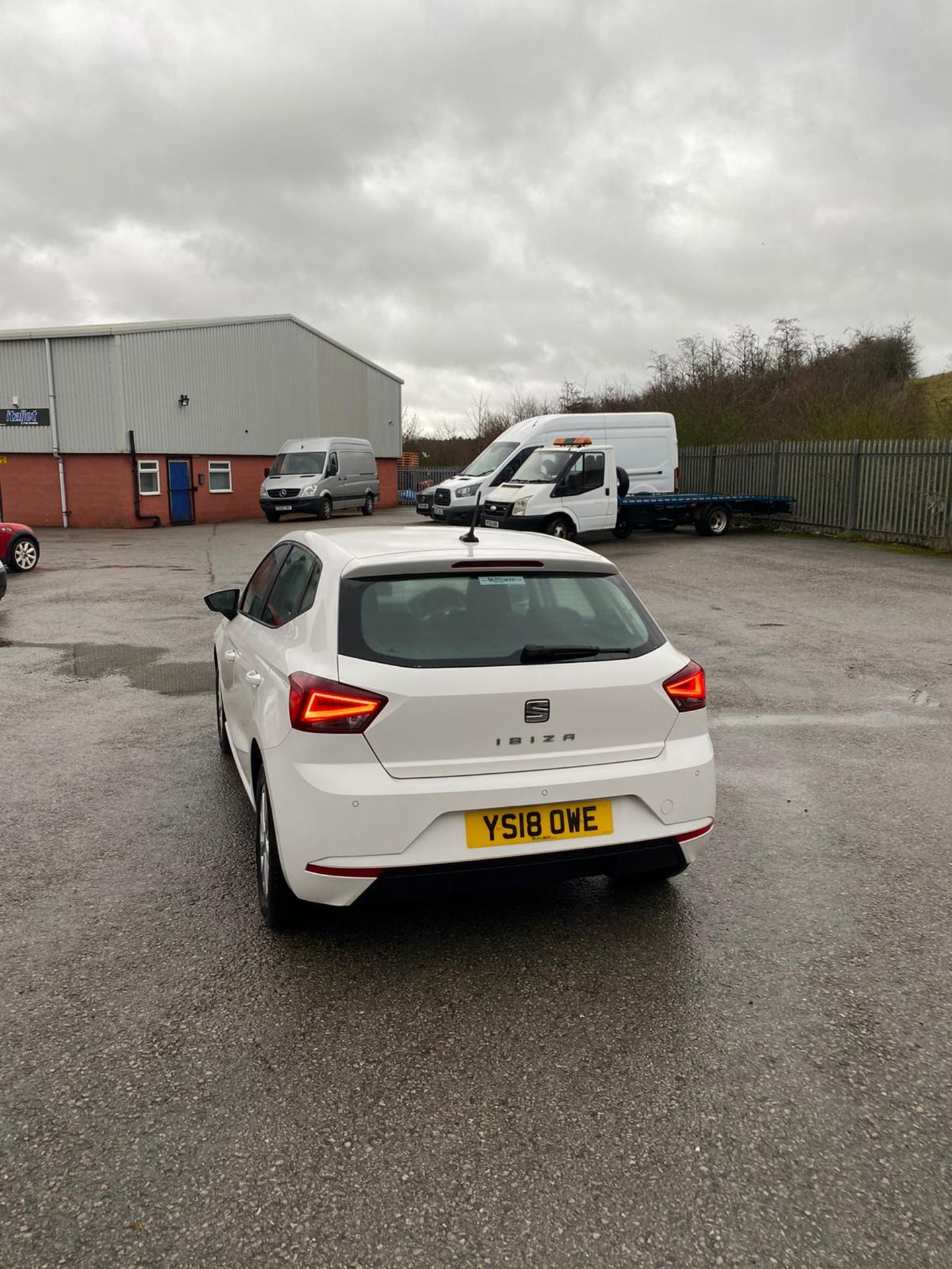 2018/18 REG SEAT IBIZA SE TECHNOLOGY MPI 999CC PETROL WHITE 5DR HATCHBACK, SHOWING 0 FORMER KEEPERS - Image 5 of 11