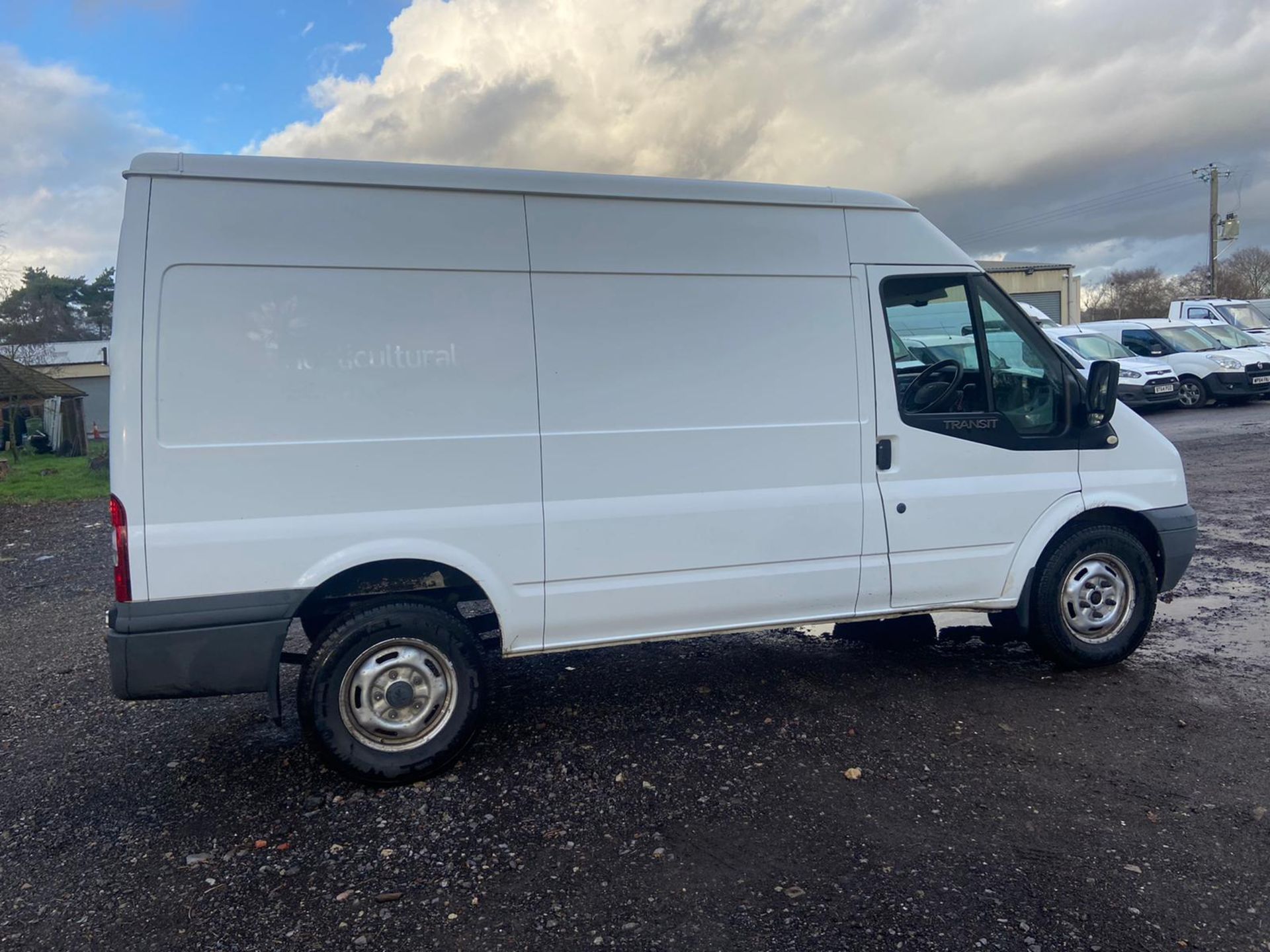 2012/12 REG FORD TRANSIT 100 T350 RWD 2.2 DIESEL WHITE PANEL VAN, SHOWING 0 FORMER KEEPERS *PLUS VAT - Image 7 of 10