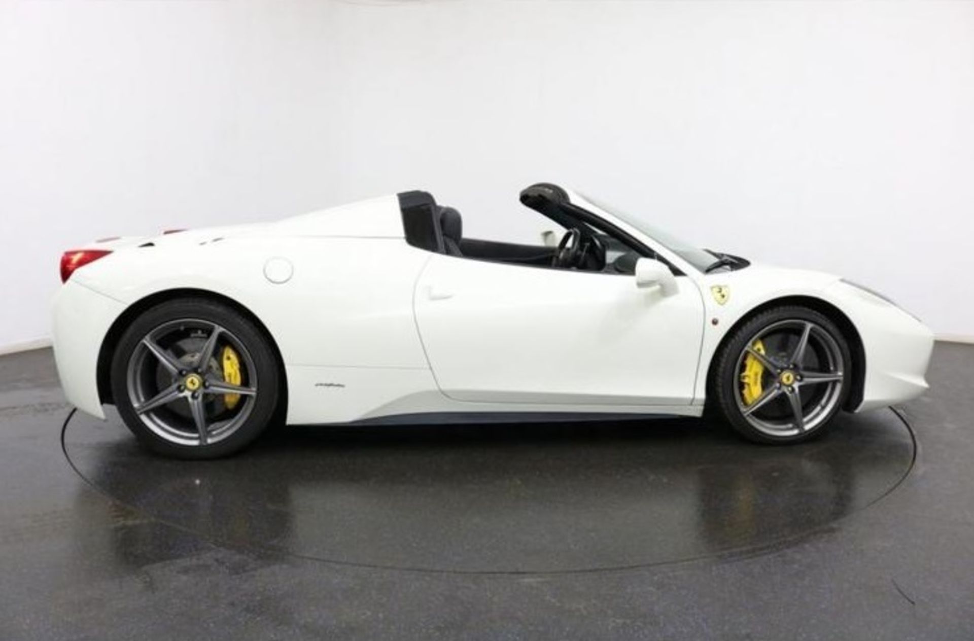 2013 Ferrari 458 spider white 25,000 miles full Ferrari service histroy 4.5 DCT 2dr auto 570bhp - Image 5 of 11