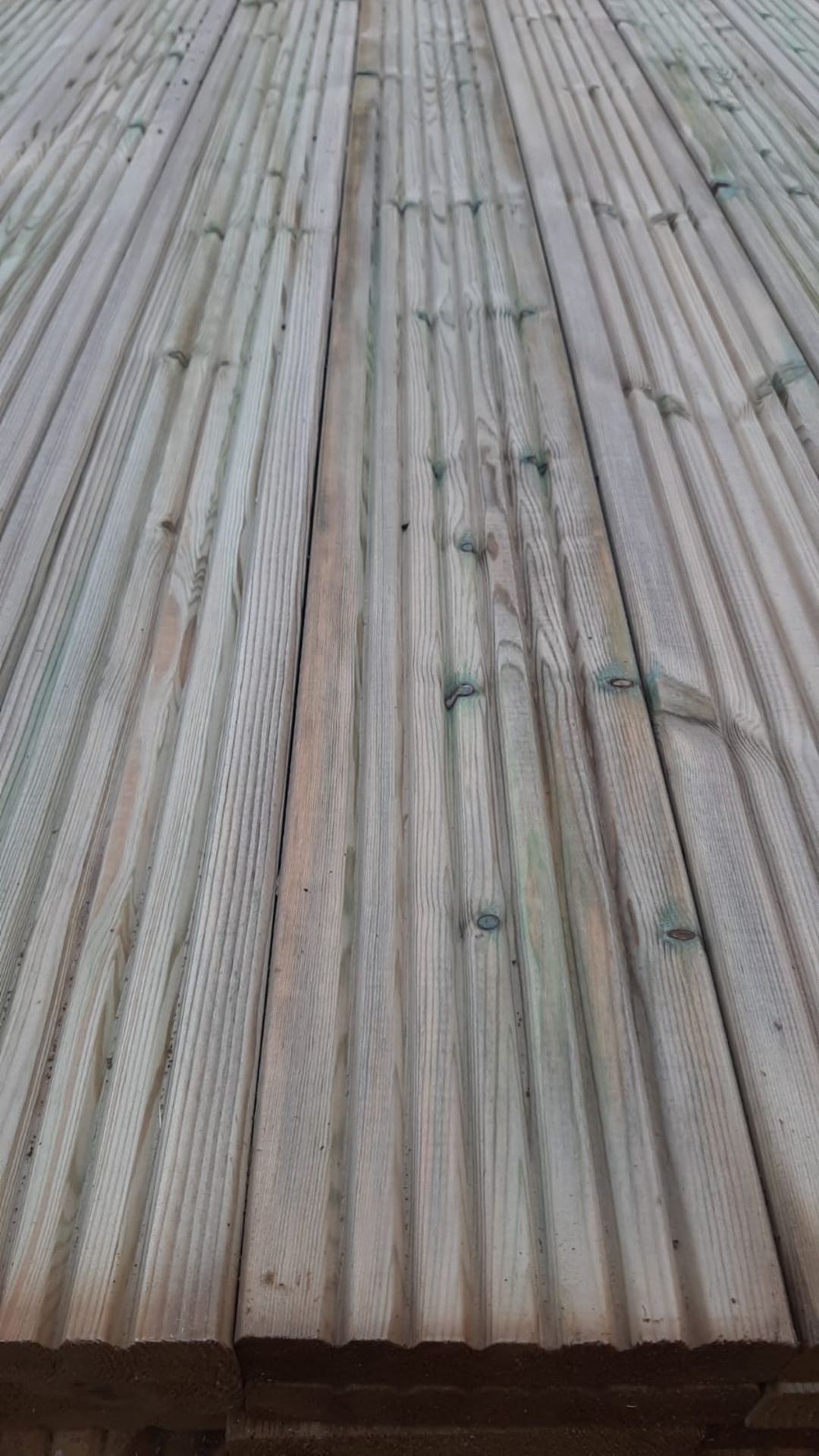 DECKING ALL NEW 20 BOARDS SIZE 4200 X 120 X 28MM *NO VAT*