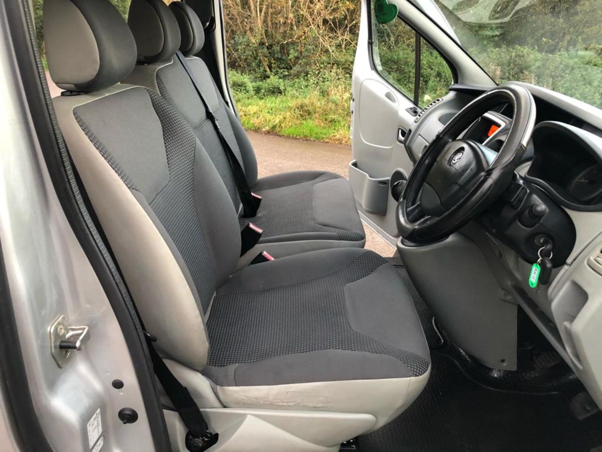 2011/11 REG VAUXHALL VIVARO 2900 D/C LWB 2.0 DIESEL SILVER PANEL VAN, SHOWING 1 FORMER KEEPER - Image 6 of 13