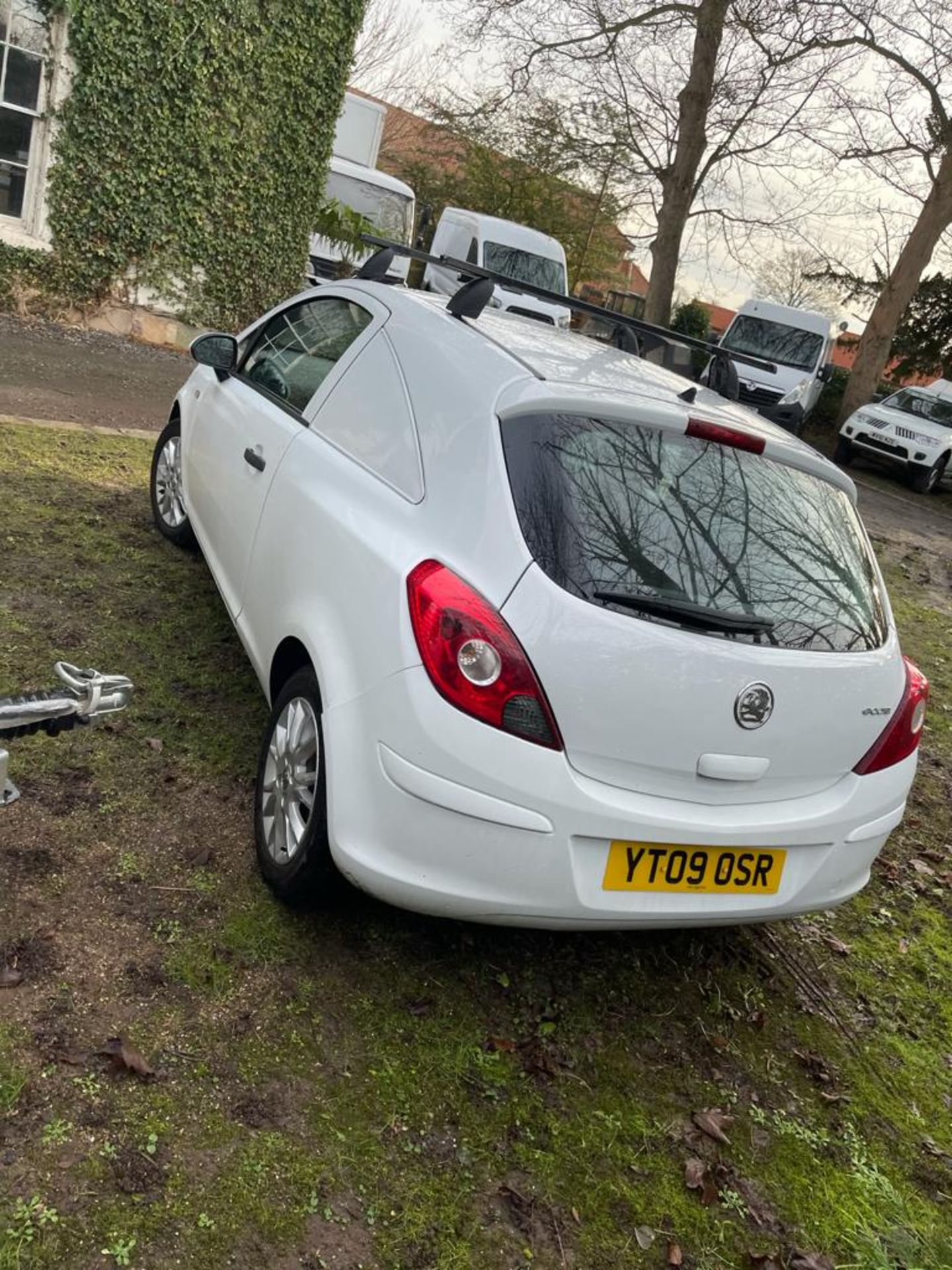 2009/09 REG VAUXHALL CORSA CDTI 1.25 DIESEL WHITE CAR/VAN, SHOWING 7 FORMER KEEPERS *PLUS VAT* - Image 4 of 17