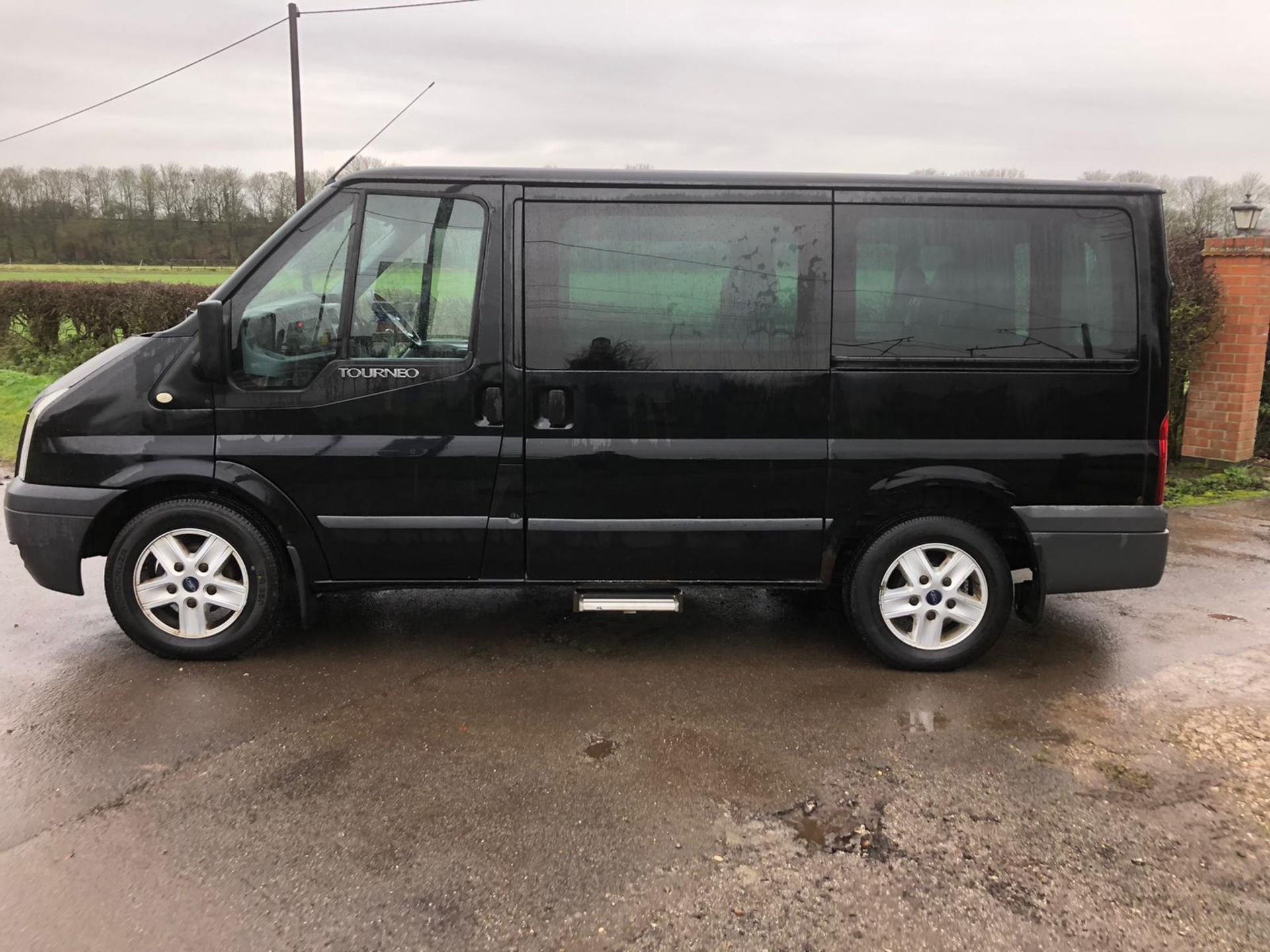 2010/10 REG FORD TRANSIT 140 T280S LTD TOUR 2.2 DIESEL BLACK MINIBUS, SHOWING 2 FORMER KEEPERS - Image 4 of 15