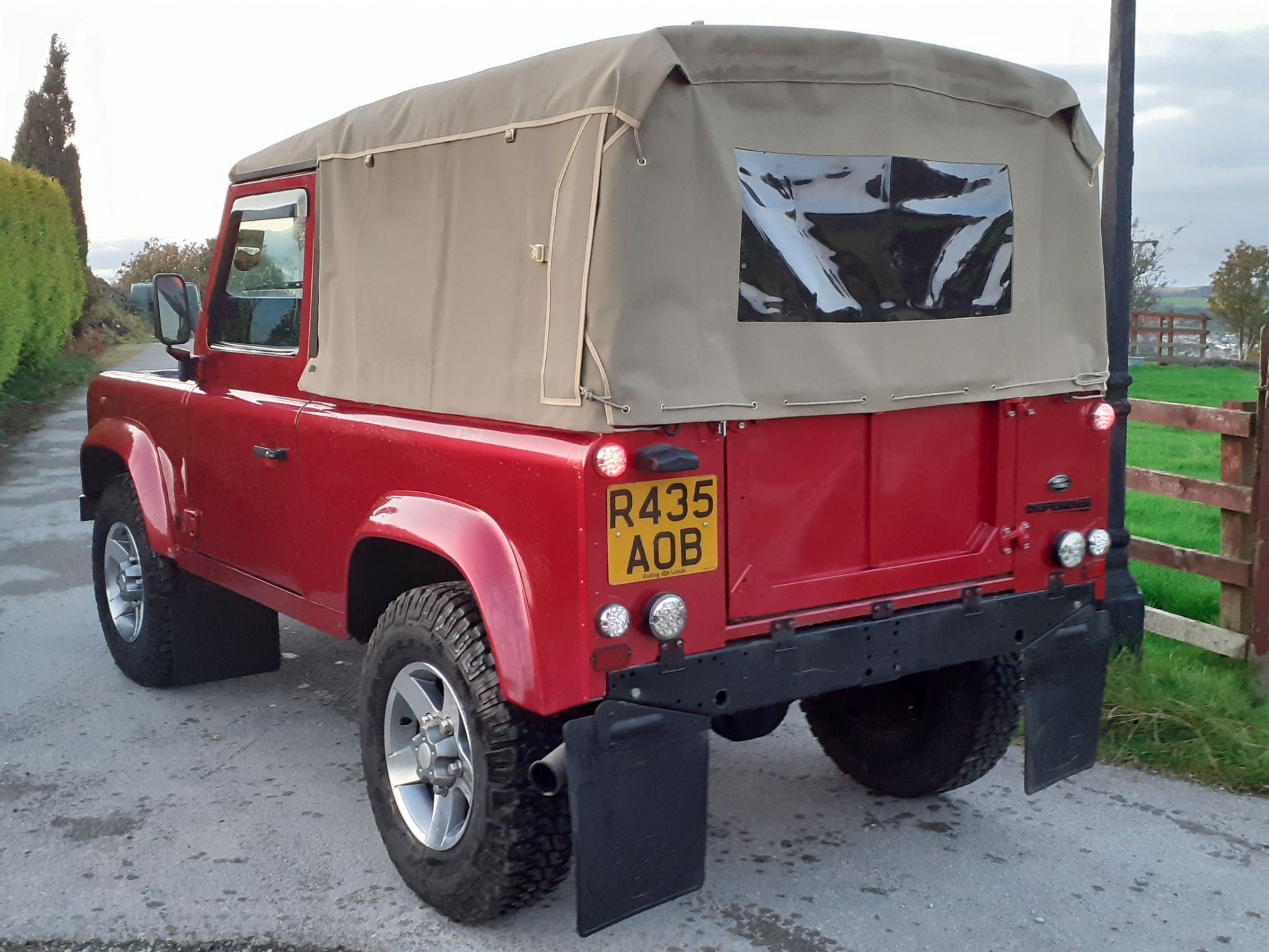 1998/R REG LAND ROVER DEFENDER 90 CSW TDI 95 RED CONVERTIBLE 6 SEATER, SHOWING 2 FORMER KEEPERS - Image 6 of 9