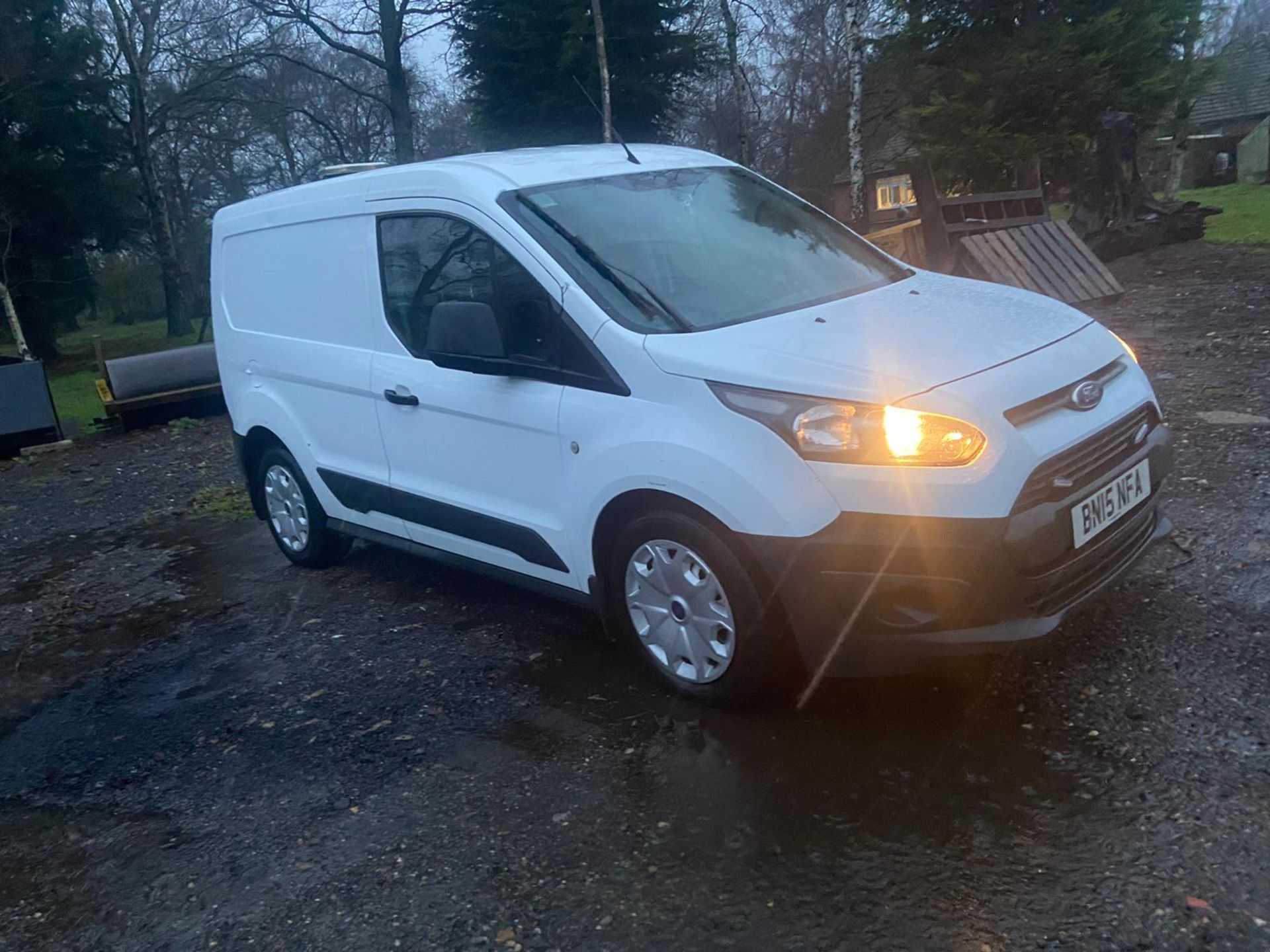 2015/15 REG FORD TRANSIT CONNECT 200 ECONETIC 1.6 DIESEL WHITE PANEL VAN, SHOWING 0 FORMER KEEPERS