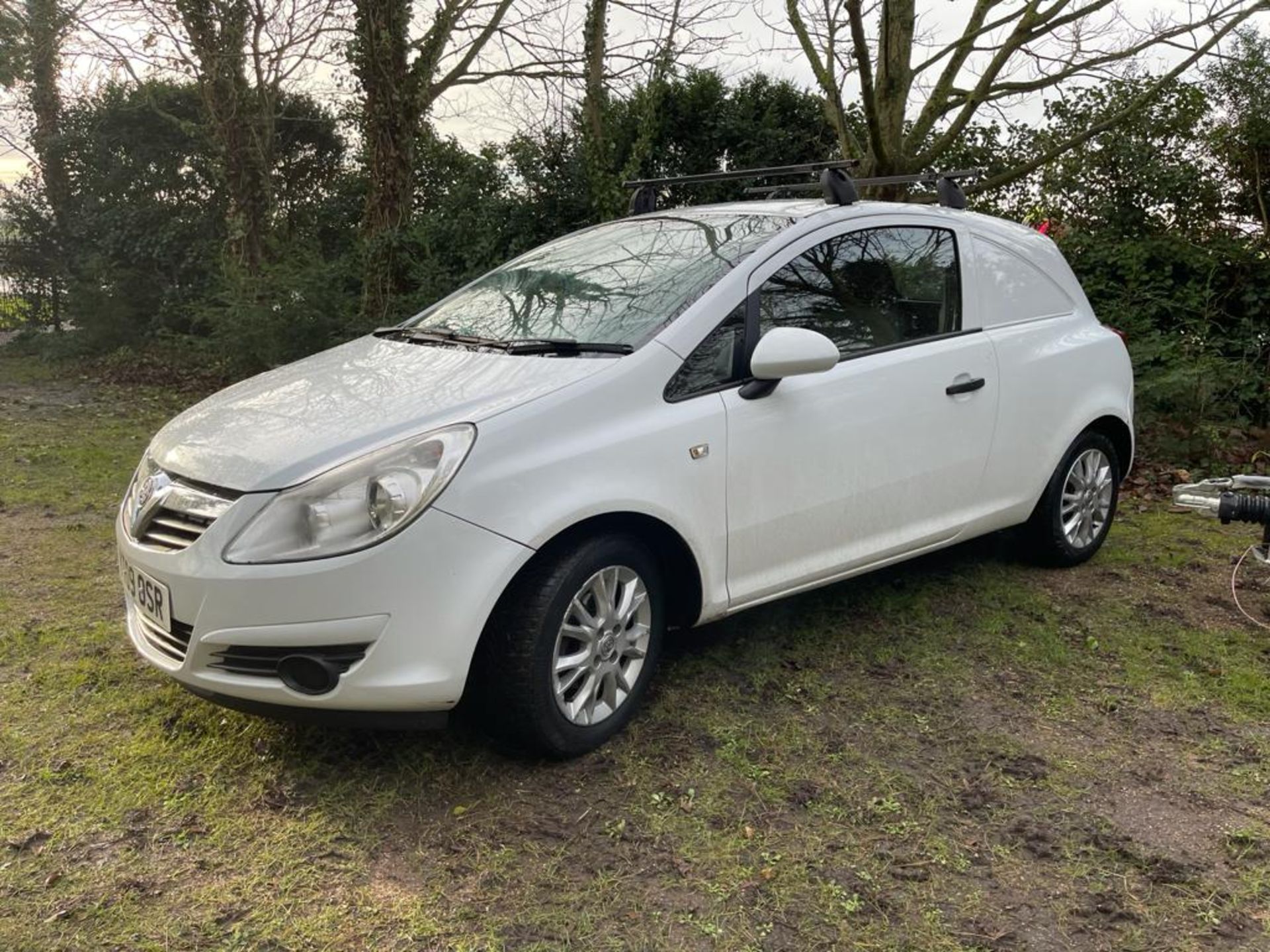 2009/09 REG VAUXHALL CORSA CDTI 1.25 DIESEL WHITE CAR/VAN, SHOWING 7 FORMER KEEPERS *PLUS VAT* - Image 3 of 17