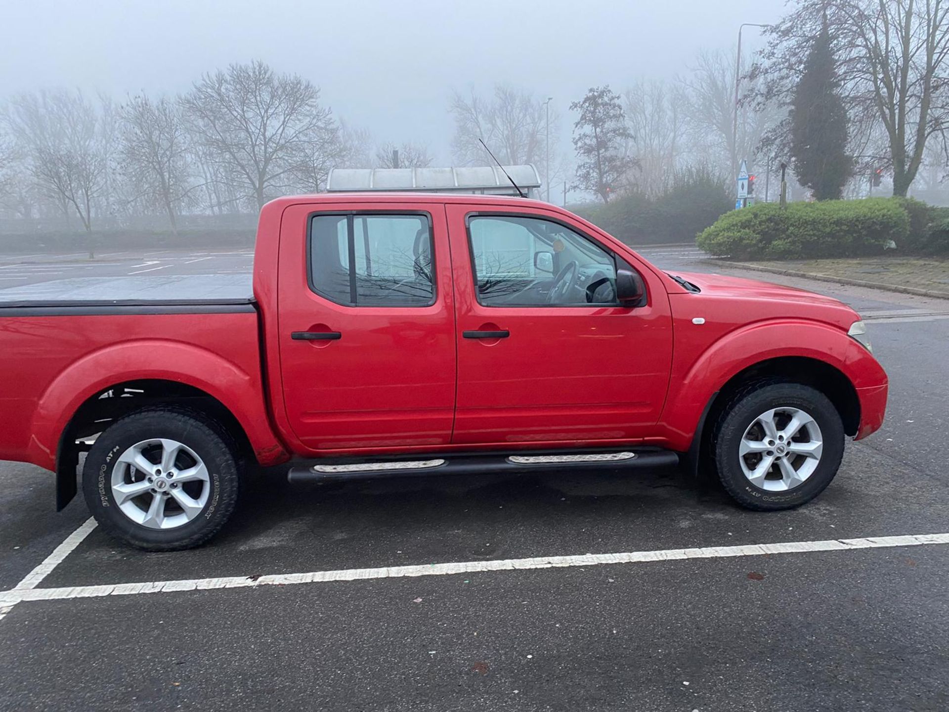 2005/55 REG NISSAN NAVARA DCI SE 2.5 DIESEL RED PICK-UP, SHOWING 5 FORMER KEEPERS *NO VAT* - Image 2 of 6