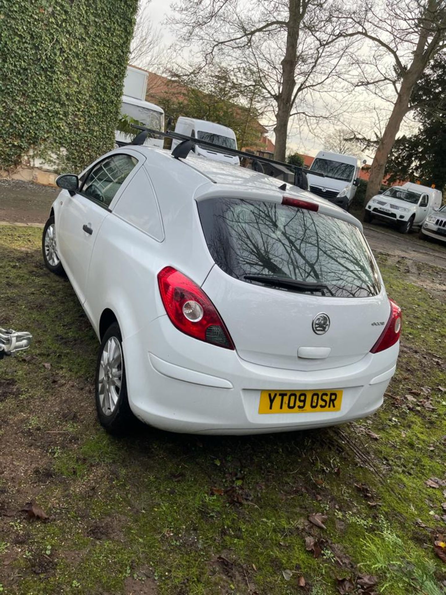 2009/09 REG VAUXHALL CORSA CDTI 1.25 DIESEL WHITE CAR/VAN, SHOWING 7 FORMER KEEPERS *PLUS VAT* - Image 5 of 17