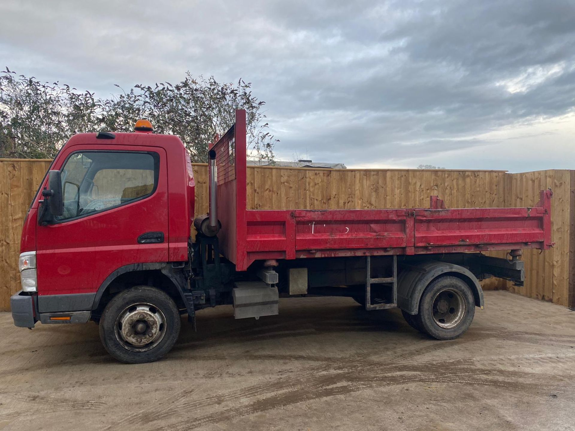 2010/10 REG MITSUBISHI CVS CANTER 75 DAY 7C18 4.9L DIESEL TIPPER, SHOWING 1 FORMER KEEPER *PLUS VAT* - Image 4 of 5