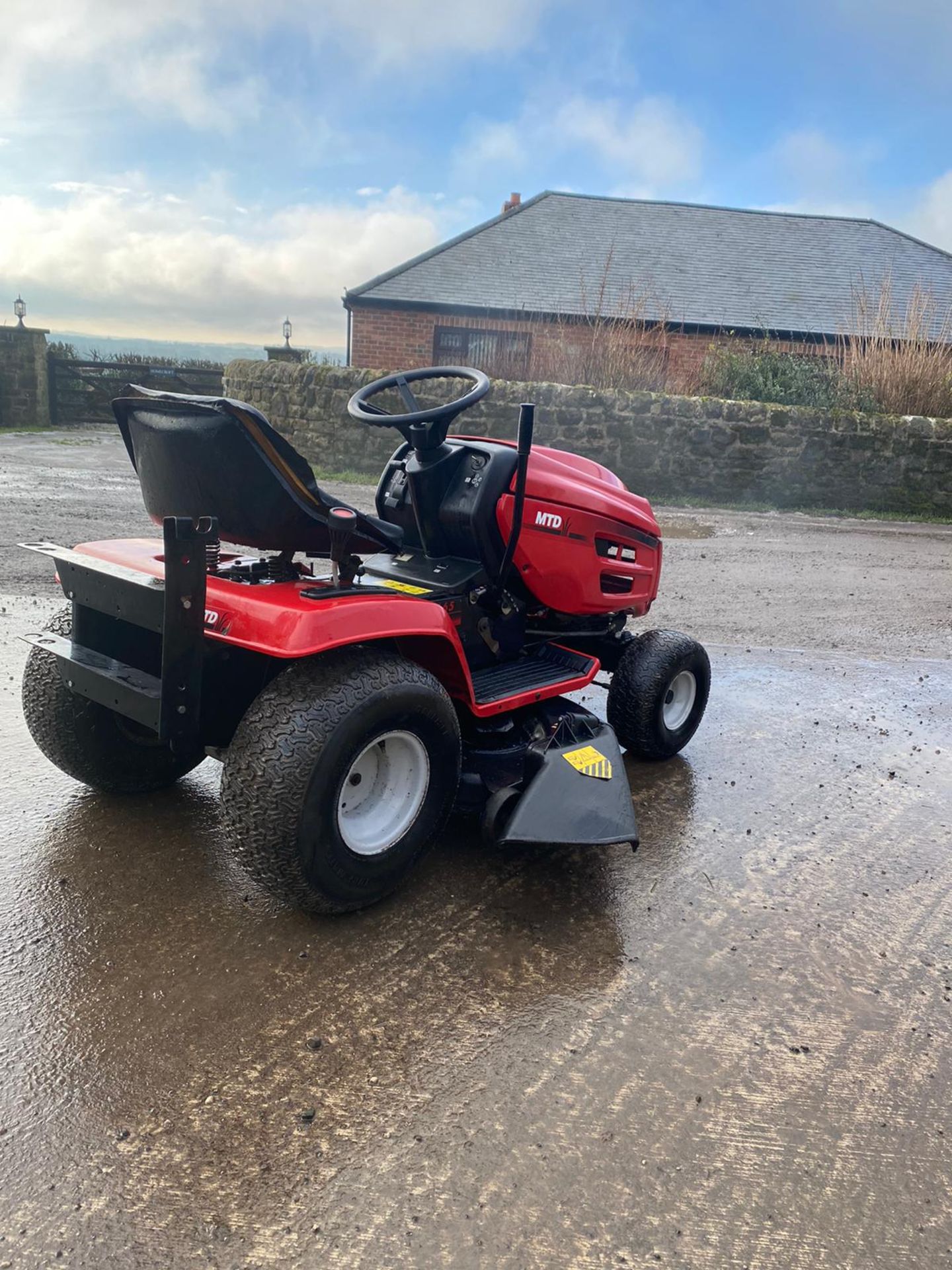 MTD H/165 HYDRO RIDE ON LAWN MOWER, RUNS, DRIVES AND CUTS, CLEAN MACHINE *NO VAT* - Image 2 of 7